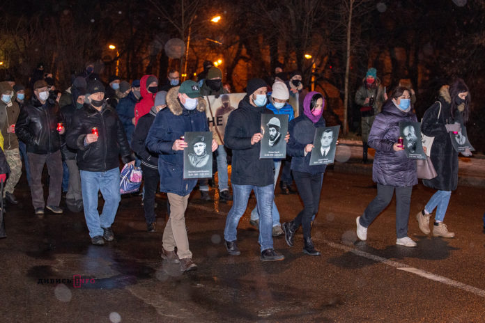 Львів’яни зворушливо вшанували Героїв Небесної Сотні тихою ходою пам’яті (фоторепортаж) Львів’яни зворушливо вшанували Героїв Небесної Сотні тихою ходою пам’яті (фоторепортаж)