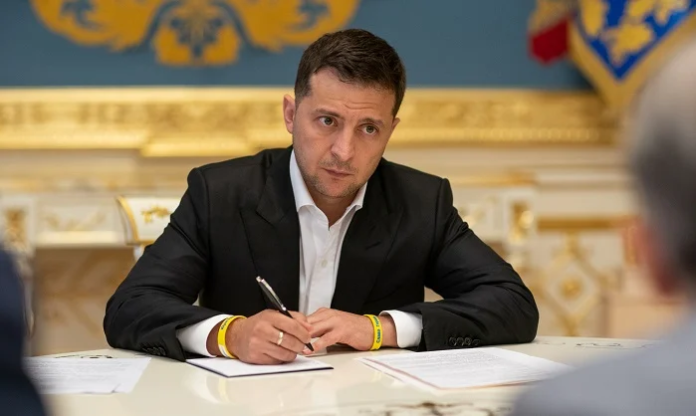 Зеленський підписав закон, що дозволяє лишатись на держслужбі до 70 років Зеленський підписав закон, що дозволяє лишатись на держслужбі до 70 років