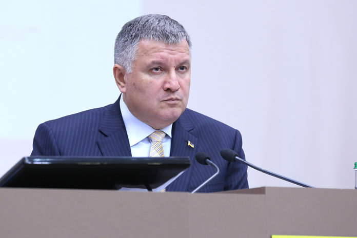 Аваков попросив ще грошей із COVID-фонду на доплати в МВС Аваков попросив ще грошей із COVID-фонду на доплати в МВС