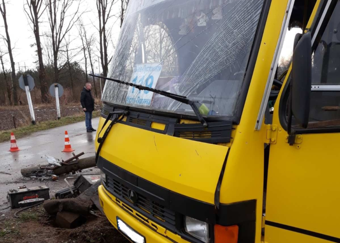 На Львівщині рейсова маршрутка з пасажирами зіткнулась з потягом На Львівщині рейсова маршрутка з пасажирами зіткнулась з потягом