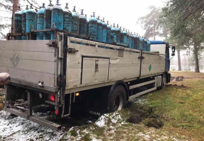У Новояворівську застяг у багнюці автомобіль, що віз кисень до лікарні У Новояворівську застяг у багнюці автомобіль, що віз кисень до лікарні