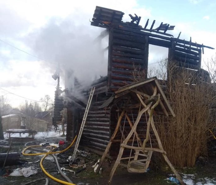У Миколаївському районі згорів дачний будинок (фото) У Миколаївському районі згорів дачний будинок (фото)