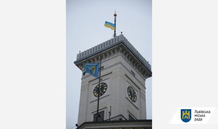 На будівлі Ратуші приспущено прапор, у зв`язку з днем жалоби за загиблими у Харкові На будівлі Ратуші приспущено прапор, у зв`язку з днем жалоби за загиблими у Харкові