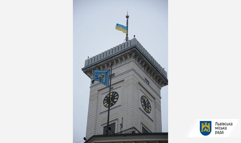 На будівлі Ратуші приспущено прапор, у зв`язку з днем жалоби за загиблими у Харкові