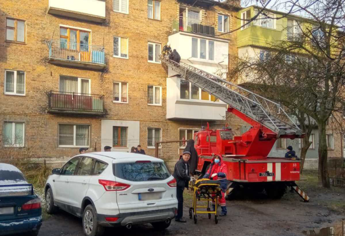 У Червонограді рятувальники зняли з балкону загиблого чоловіка У Червонограді рятувальники зняли з балкону загиблого чоловіка