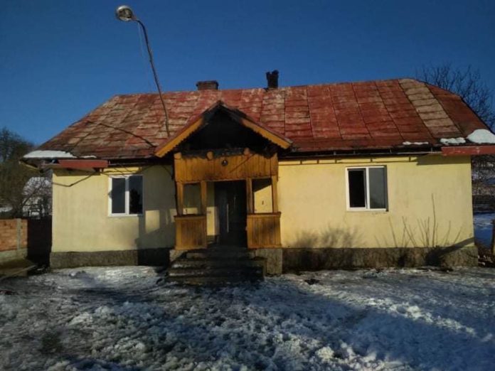 У Яворівському районі згорів Народний дім (фото) У Яворівському районі згорів Народний дім (фото)