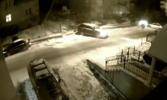 У Львові п’яний водій зніс на своєму шляху два припаркованих автомобіля У Львові п’яний водій зніс на своєму шляху два припаркованих автомобіля