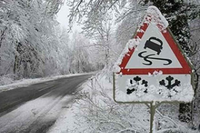 Поліцейські Львівщини закликають водіїв бути особливо обережними на дорогах Поліцейські Львівщини закликають водіїв бути особливо обережними на дорогах