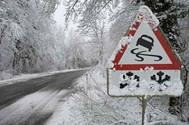 Поліцейські Львівщини закликають водіїв бути особливо обережними на дорогах
