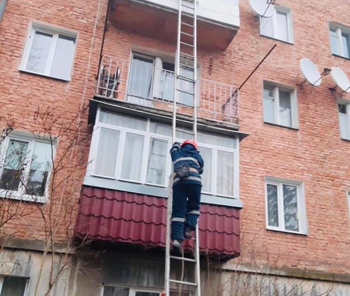 На Львівщині рятувальники надали доступ до квартири, де зачинився хлопчик На Львівщині рятувальники надали доступ до квартири, де зачинився хлопчик