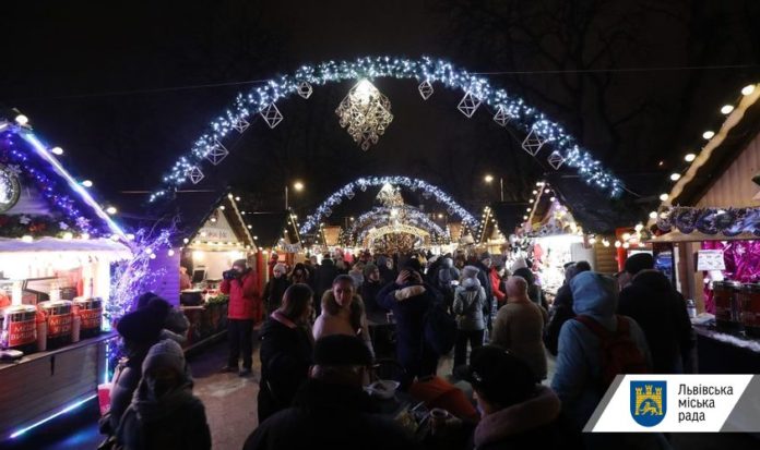 Львівські комунальники у Новорічну ніч зібрали біля ялинки 2 машини сміття Львівські комунальники у Новорічну ніч зібрали біля ялинки 2 машини сміття