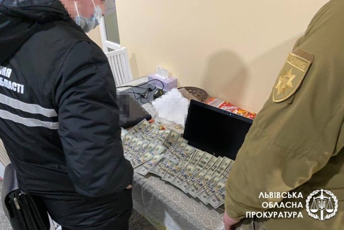 На Львівщині трьох осіб підозрюють у заволодінні комунальним майном на 9 мільйонів На Львівщині трьох осіб підозрюють у заволодінні комунальним майном на 9 мільйонів
