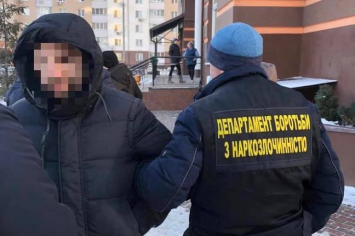В Києві затримали чоловіка, який продавав фальшиві довідки про відсутність ковіду В Києві затримали чоловіка, який продавав фальшиві довідки про відсутність ковіду