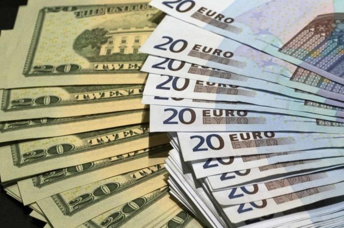 Курс валют: євро продовжує падати Курс валют: євро продовжує падати