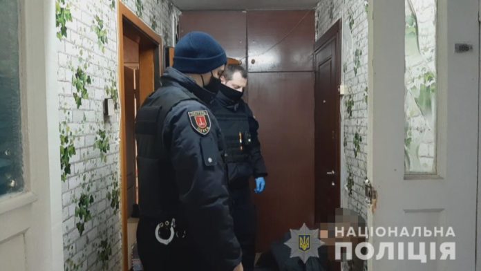 В Одесі чоловік ходив вулицею з головою в руках (фото, відео) В Одесі чоловік ходив вулицею з головою в руках (фото, відео)
