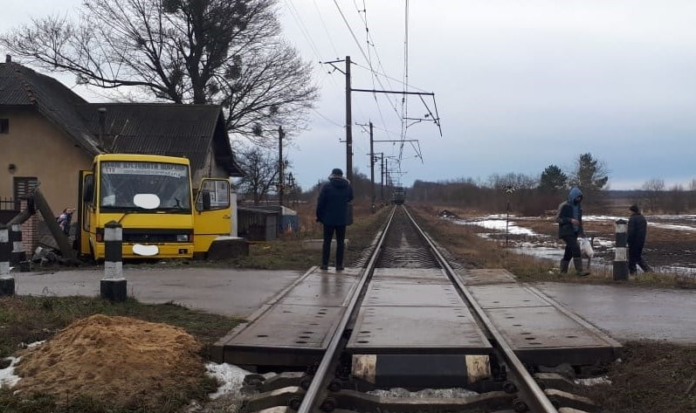 Травмований в ДТП з потягом пасажир помер, поліція відкрила кримінальне провадження Травмований в ДТП з потягом пасажир помер, поліція відкрила кримінальне провадження