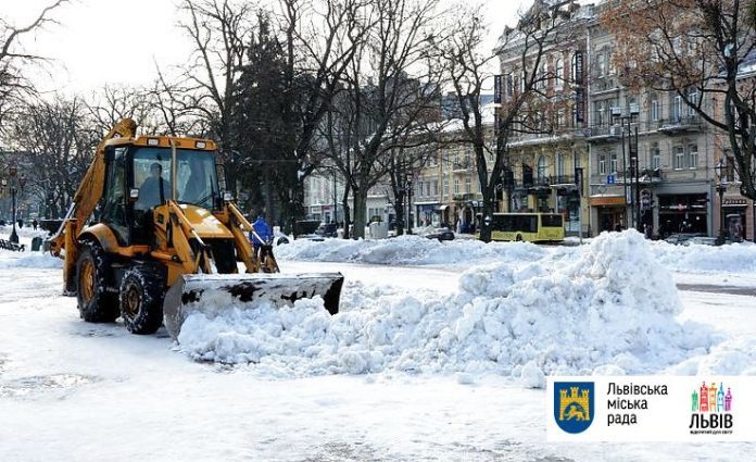 У Львові на вулицях працює снігоприбиральна техніка У Львові на вулицях працює снігоприбиральна техніка