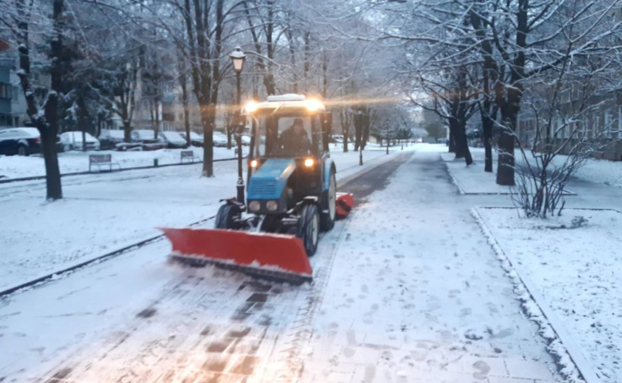 У Львові вранці працювало 16 одиниць снігоприбирачів