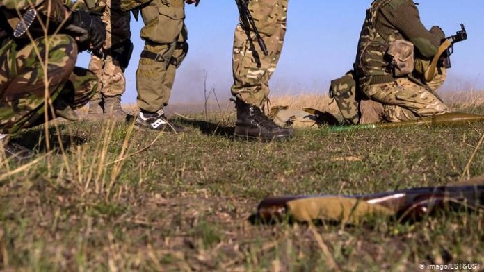На Донбасі бойовики поранили двох українських військових На Донбасі бойовики поранили двох українських військових
