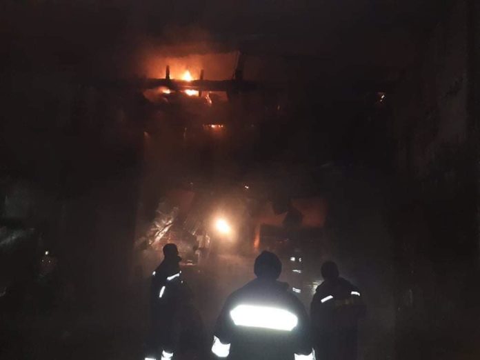 Удосвіта на Львівщині горіли складські приміщення (фото) Удосвіта на Львівщині горіли складські приміщення (фото)