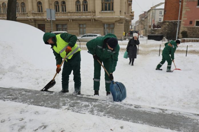 Працівників львівської мерії «виженуть» на вулиці прибирати сніг Працівників львівської мерії «виженуть» на вулиці прибирати сніг