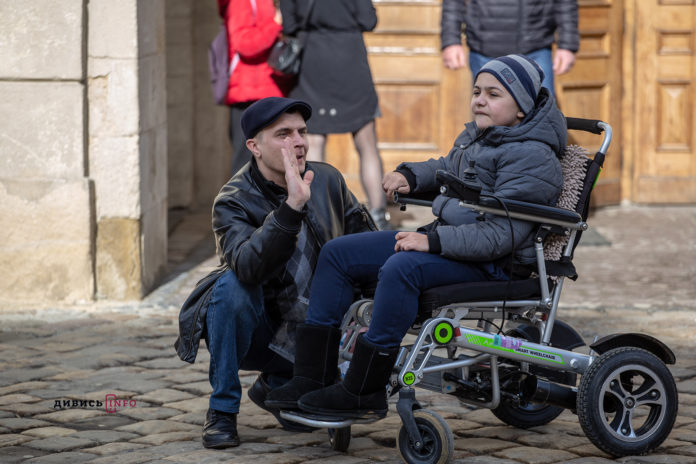 Хвороба Дюшена, або Як живуть у Львові дітки з рідкісними захворюваннями (фоторепортаж) Хвороба Дюшена, або Як живуть у Львові дітки з рідкісними захворюваннями (фоторепортаж)