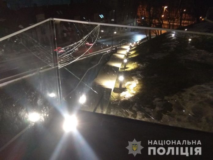 Поліцейські оштрафували киянина, який пошкодив Меморіал Героїв Небесної Сотні у Львові Поліцейські оштрафували киянина, який пошкодив Меморіал Героїв Небесної Сотні у Львові