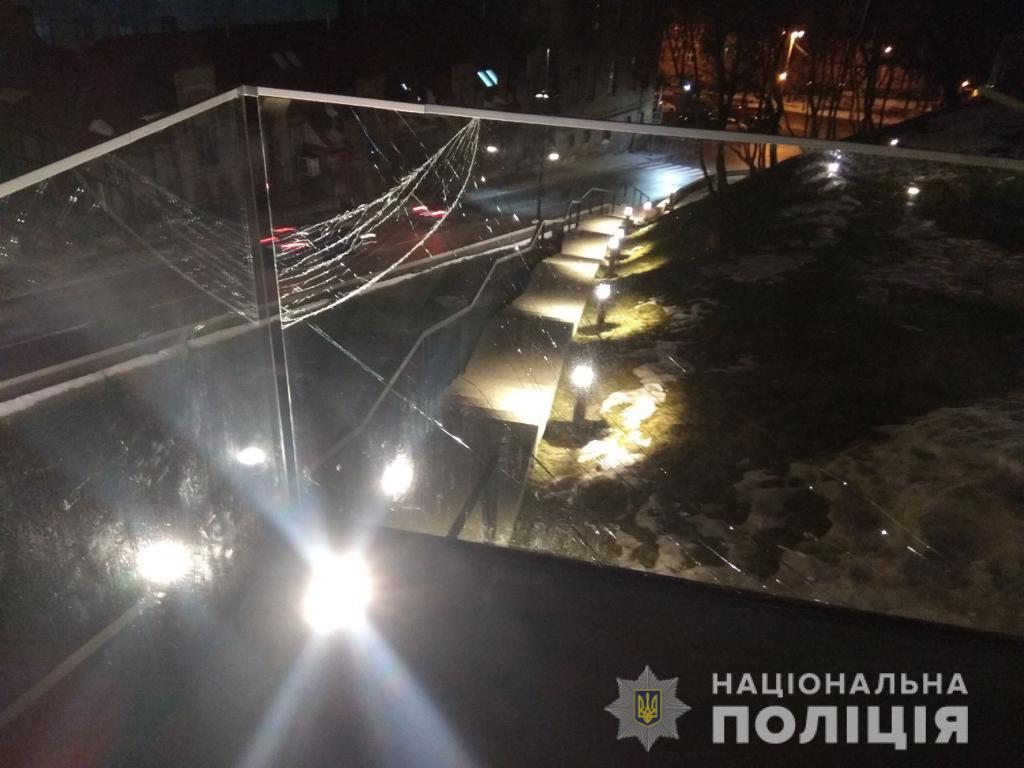 Поліцейські оштрафували киянина, який пошкодив Меморіал Героїв Небесної Сотні у Львові 