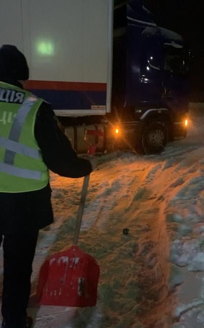 На Львівщині поліцейські звільнили вантажівку з снігових заметів - 2
