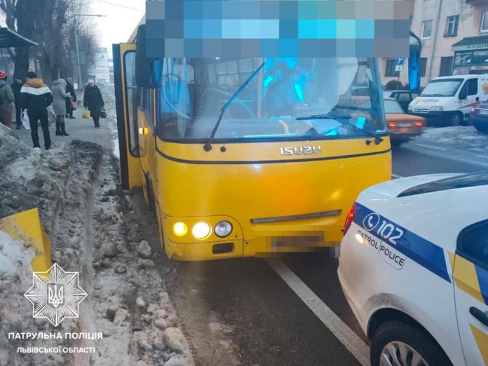 У Львові водії автобусів пропонували патрульним хабар У Львові водії автобусів пропонували патрульним хабар