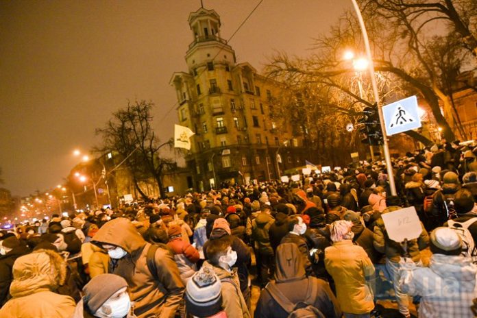 У Києві на мітингу на підтримку Стерненка, стались сутички з поліцією У Києві на мітингу на підтримку Стерненка, стались сутички з поліцією