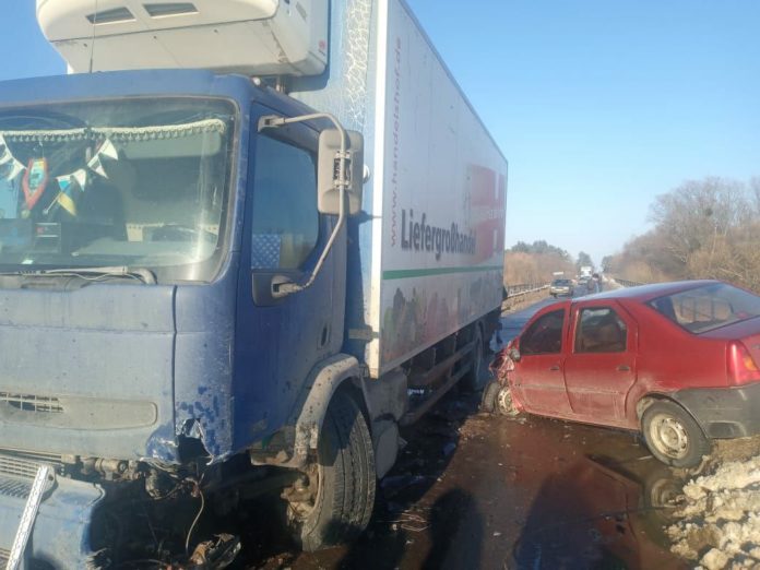 На Львівщині на мості зіткнулись легковик та вантажівка На Львівщині на мості зіткнулись легковик та вантажівка