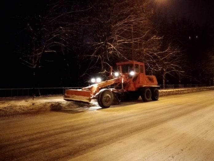 Скільки одиниць снігоприбиральної техніки працювало вночі у Львові та на території МТГ