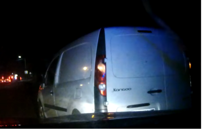 У Львові нетверезий водій розбив лопатою авто патрульних (відео)