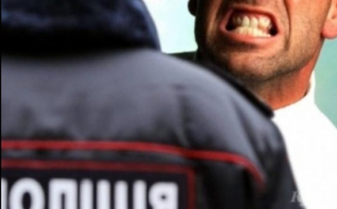 На Львівщині чоловік напав на поліцейського На Львівщині чоловік напав на поліцейського