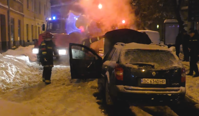 У Львові на Левицького згорів автомобіль У Львові на Левицького згорів автомобіль