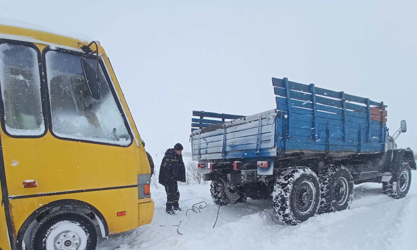 На Львівщині шкільні автобуси застрягли у снігових заметах