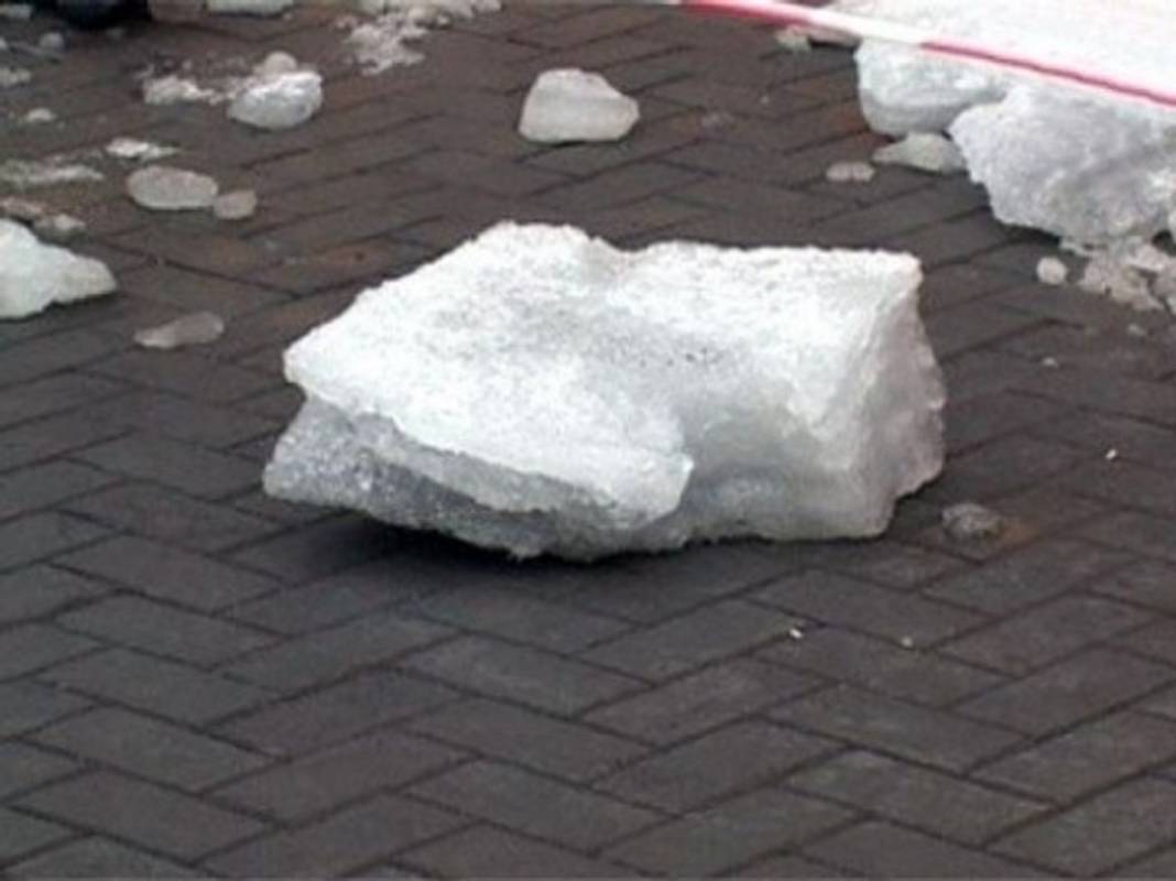 У центрі Львова на пішохода впала ймовірно снігова брила