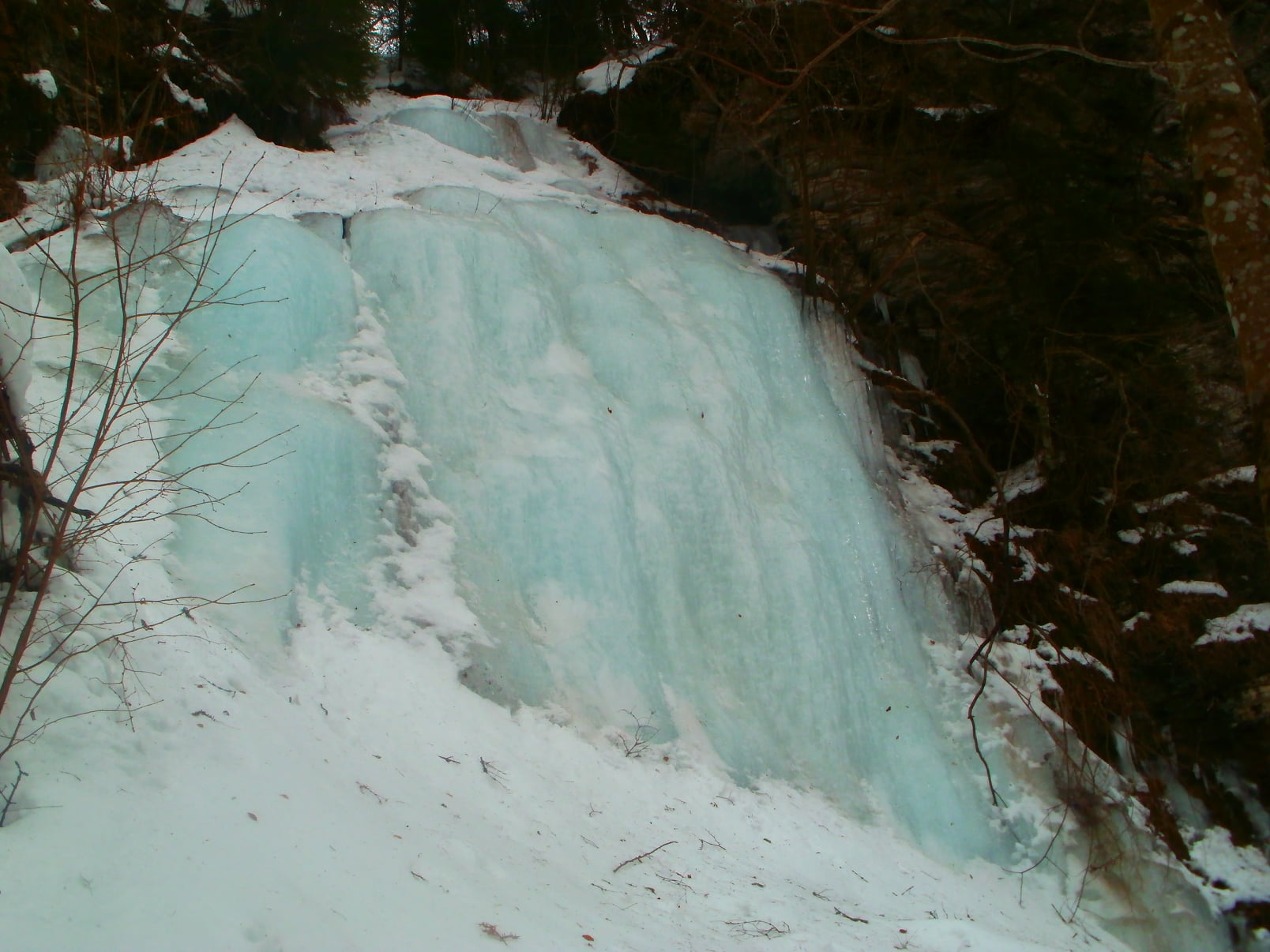 У Національному парку «Сколівські Бескиди» показали льодові сталактити (фото)