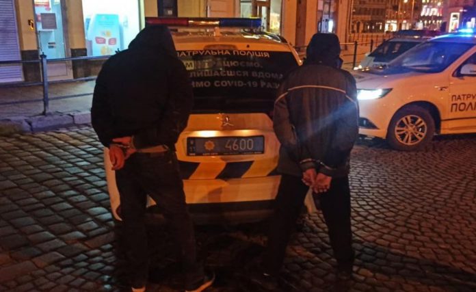 У Львові патрульні виявили осіб з, імовірно, краденими ноутбуками У Львові патрульні виявили осіб з, імовірно, краденими ноутбуками