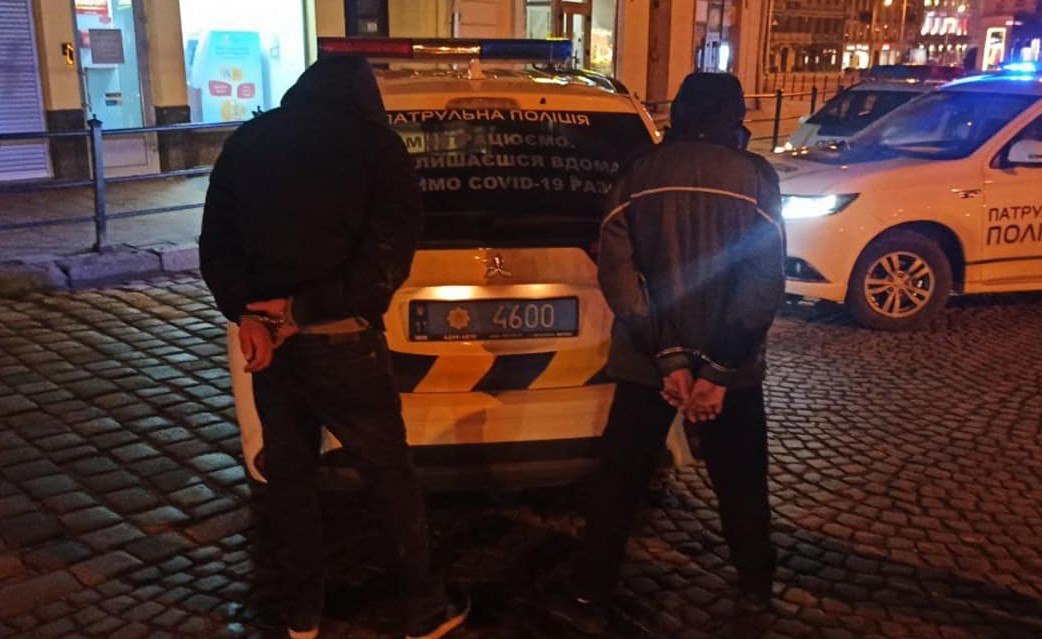 У Львові патрульні виявили осіб з, імовірно, краденими ноутбуками