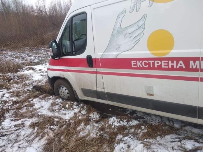 На Львівщині «швидка» з пацієнтом застрягла в багнюці На Львівщині «швидка» з пацієнтом застрягла в багнюці