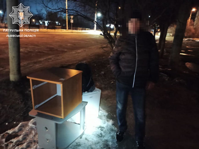 Львівські патрульні затримали чоловіка з краденими із готелю речами Львівські патрульні затримали чоловіка з краденими із готелю речами
