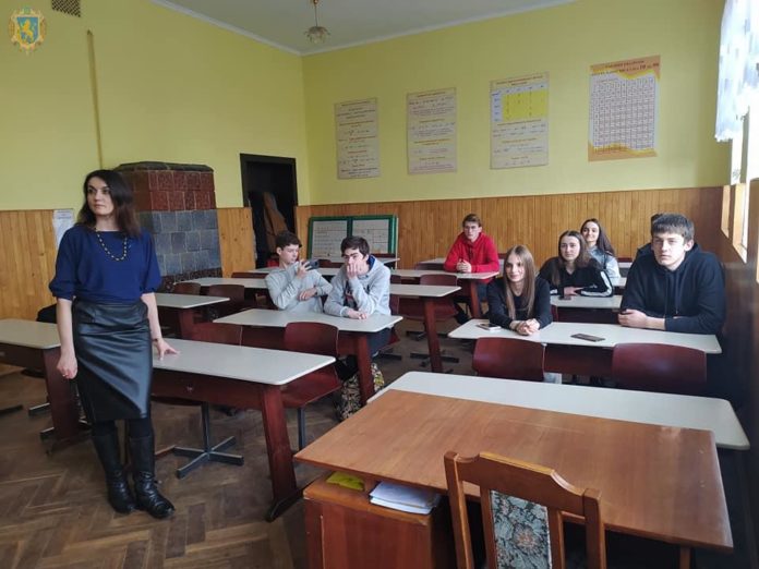 У Стрию школярі досліджуватимуть, як міжнародна спільнота ставиться до проблеми війни в Україні У Стрию школярі досліджуватимуть, як міжнародна спільнота ставиться до проблеми війни в Україні