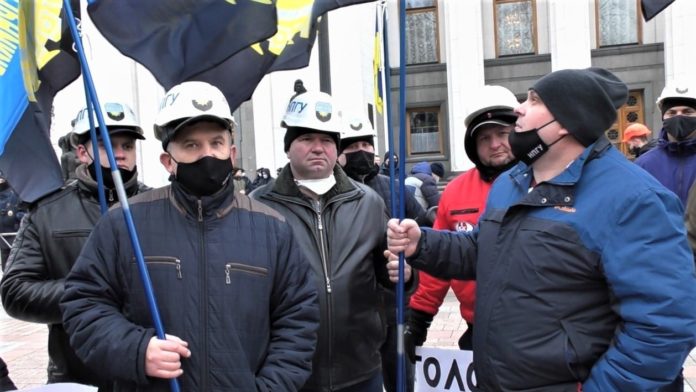 Гірники Львівщини пікетують під стінами Верховної Ради Гірники Львівщини пікетують під стінами Верховної Ради