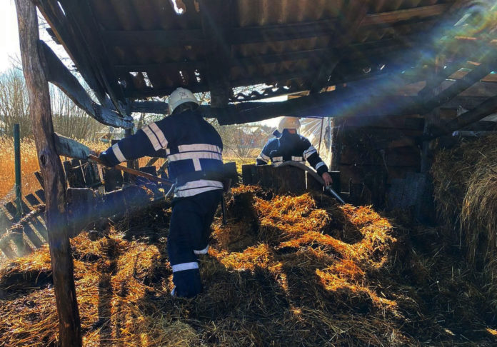 У селі на Львівщині зайнявся піднавіс з соломою У селі на Львівщині зайнявся піднавіс з соломою