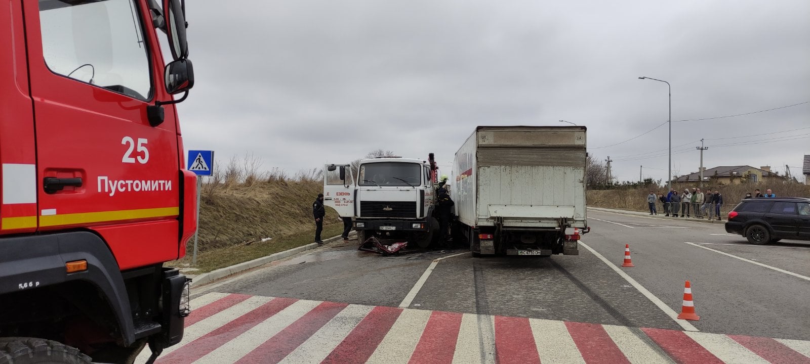 Унаслідок зіткнення вантажівок на Львівщині постраждав чоловік (фото) - 2