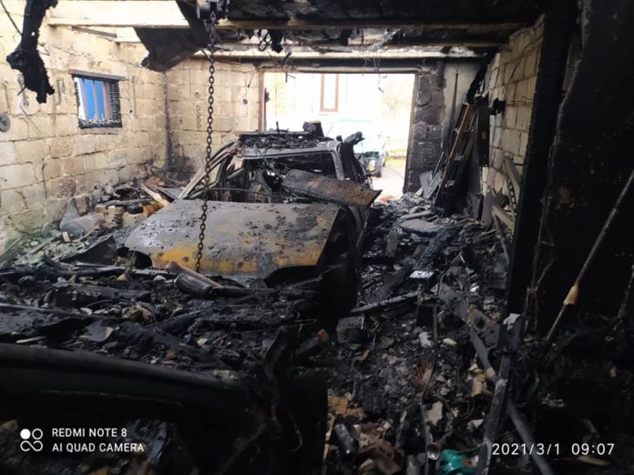 На Львівщині у гаражі вщент згоріло два авто (фото) На Львівщині у гаражі вщент згоріло два авто (фото)