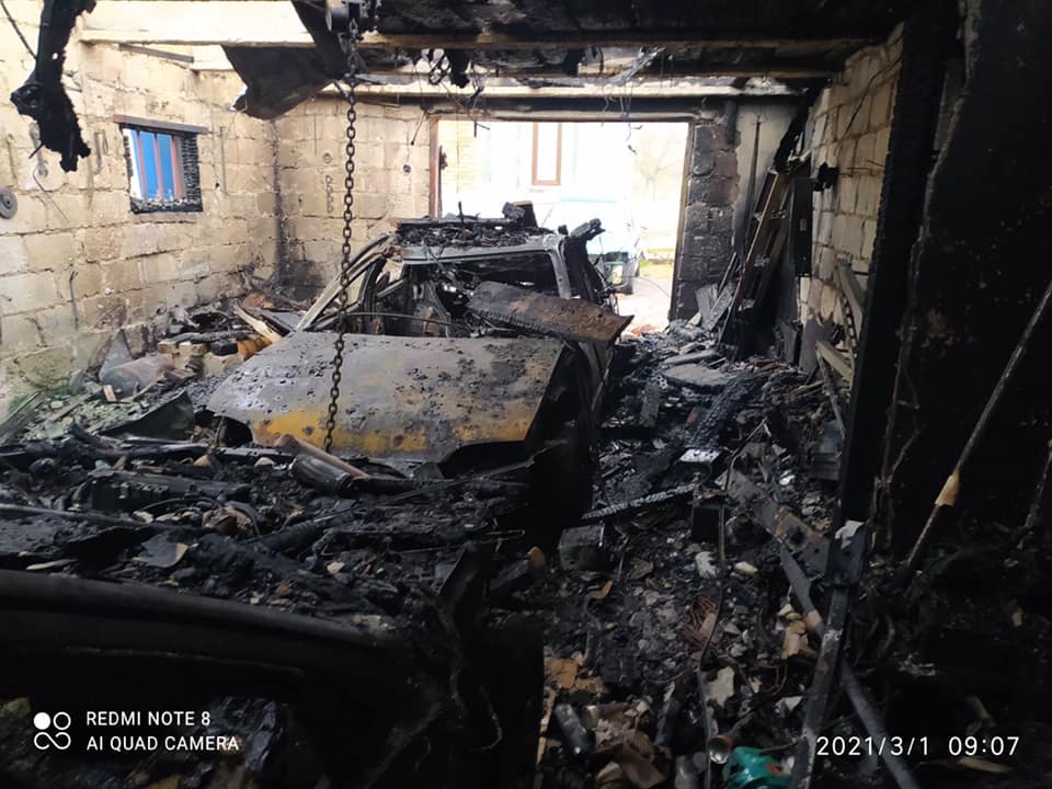 На Львівщині у гаражі вщент згоріло два авто (фото)