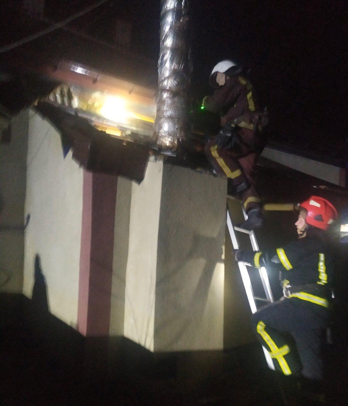 На Львівщині виникла пожежа у житловій будівлі
